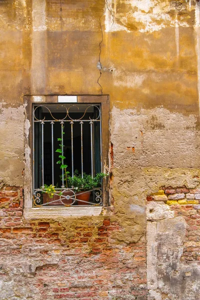 Historisk arkitektur i Venedig på en solig dag — Stockfoto