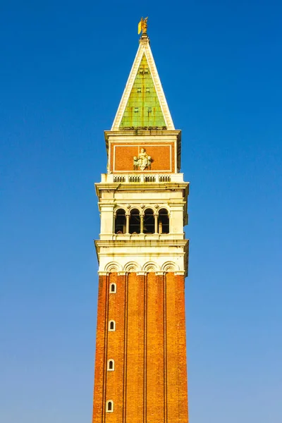 Uitzicht op de klokkentoren van de Basilica San Marco — Stockfoto