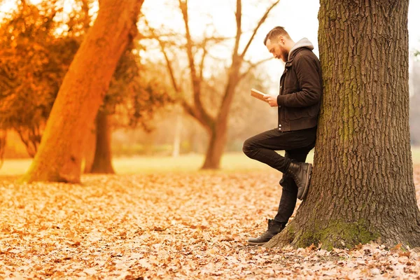 Retro style photo of a hipster man reading — Stock Photo, Image