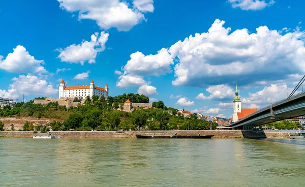 Panoramatický výhled na Bratislavě na Slovensku — Stock fotografie