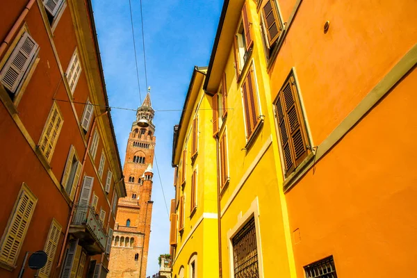 El campanario de Torrazzo con edificios antiguos — Foto de Stock