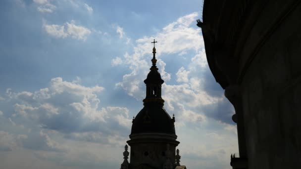 Silhouet Van Basiliek Van Boedapest Tegen Bewolkte Avondlucht — Stockvideo