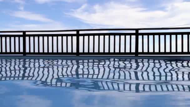 Отражающая Поверхность Воды Бассейне — стоковое видео