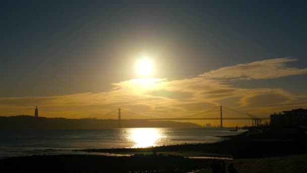 25Th April Bridge Light Setting Sun Birds Clouds Pass Colorful — Stock Video