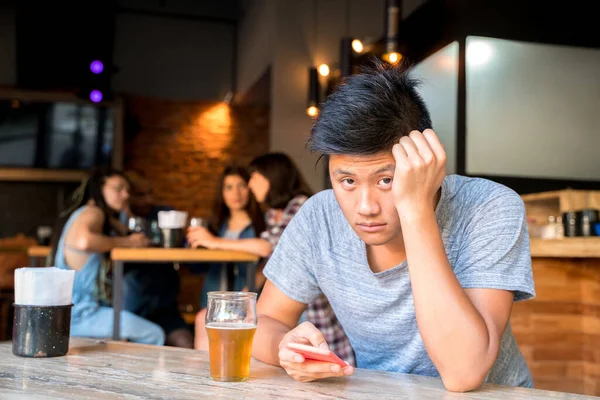 Triste bonito asiático homem sozinho em um bar — Fotografia de Stock