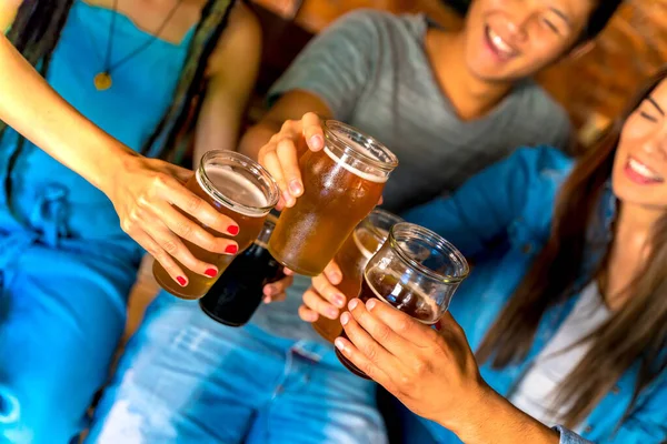 En grupp vänner som skålar på en pub — Stockfoto