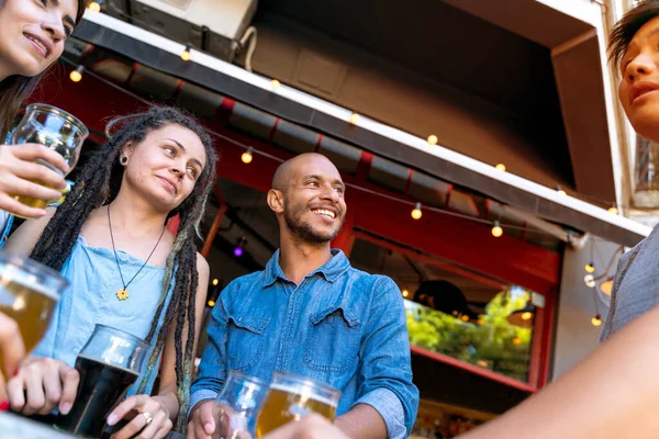 Un gioioso gruppo di amici insieme in un bar — Foto Stock