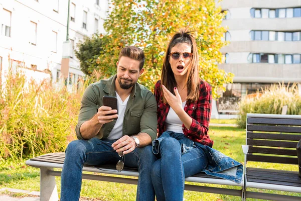 Pár je šokován nad obsahem, který vidíte na obrazovce telefonu — Stock fotografie