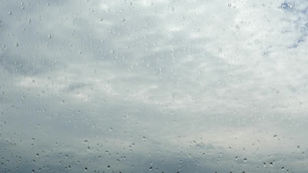 Detailní Záběr Kapek Deště Okenní Sklo Během Deštivého Dne — Stock video