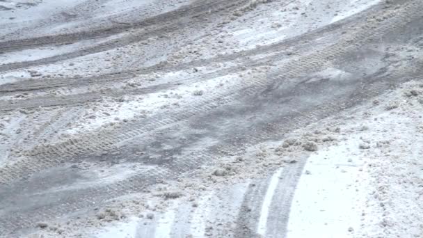 Karlı Bir Yolda Trafik Işaretleri Geçti — Stok video