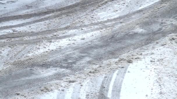 Verkehrszeichen Auf Schneeglatter Straße Übersehen — Stockvideo