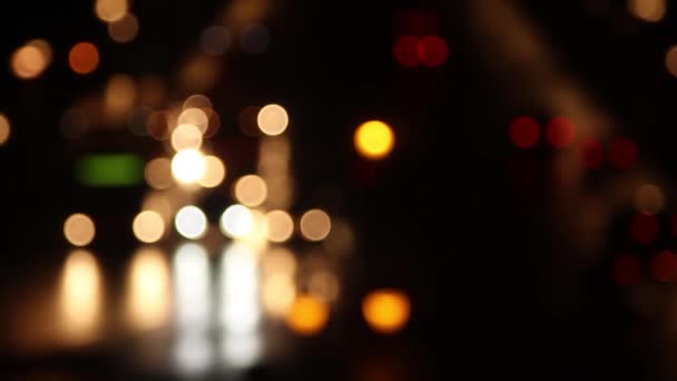 Arabalar Geçerken Bulanık Trafik Işıkları — Stok video