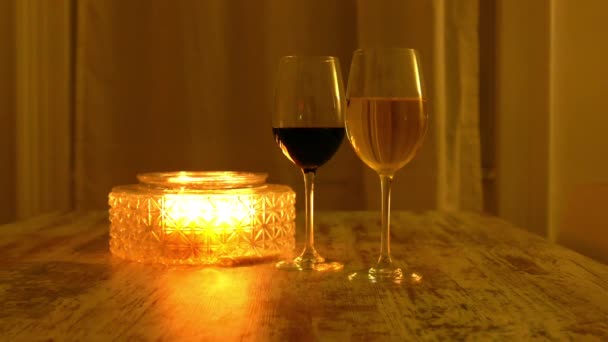 装饰节日桌上的藤制玻璃杯 用蜡烛包好 — 图库视频影像
