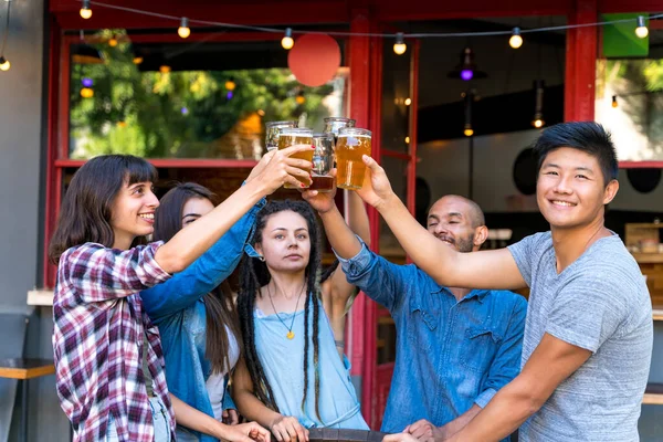 Un groupe d'amis trinquant dans un jardin de bière — Photo