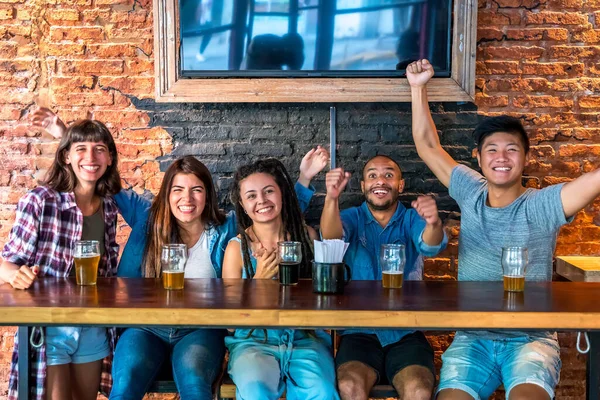 Sebuah kelompok menyenangkan teman-teman bersama di sebuah bar — Stok Foto