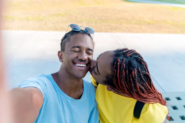 Selfie de um beijo jovem casal negro — Fotografia de Stock