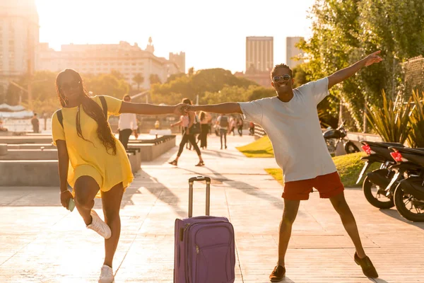 A young couple traveling in the city — Stock Photo, Image