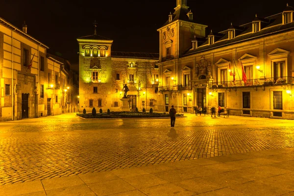 Visa på ett historiskt torg på natten i Madrid — Stockfoto