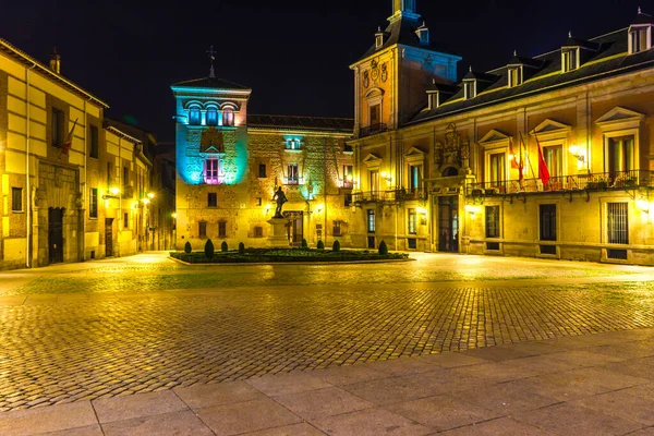Visa på ett historiskt torg på natten i Madrid — Stockfoto