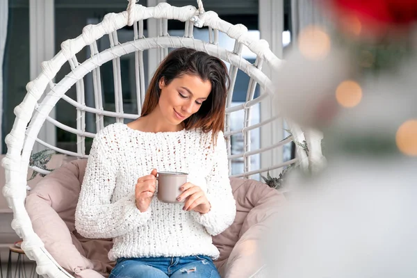 Een gelukkige vrouw die thuis thee of koffie drinkt — Stockfoto