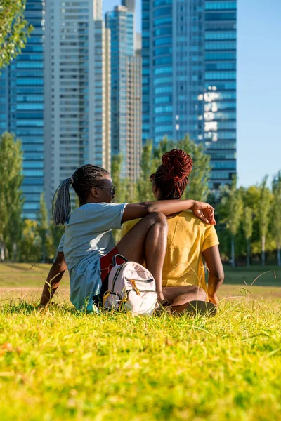 Una pareja disfrutando del día en el parque de una gran ciudad — Foto de Stock