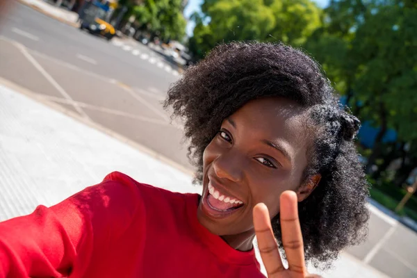 Selfie av en svart kvinna i staden — Stockfoto