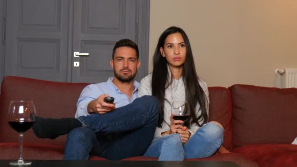 Jovem Casal Assistindo Algo Chocante — Vídeo de Stock