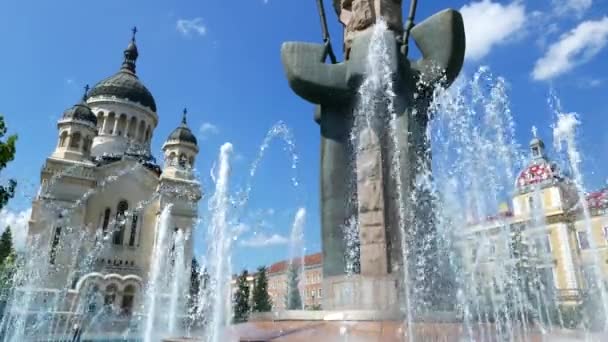 Fonte Espumante Frente Catedral Cidade Cluj Napoca Romênia — Vídeo de Stock