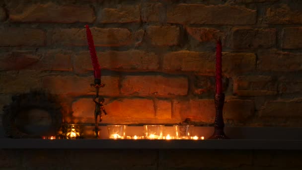 Footage Lilin Dinyalakan Samping Dinding Bata Dan Pemegang Lilin Antik — Stok Video