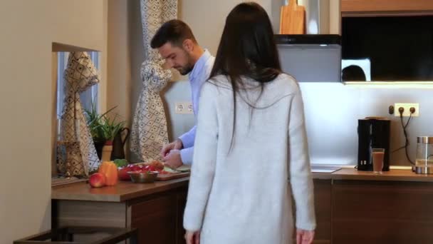 Evdeki Mutfakta Birlikte Yemek Yapan Genç Bir Çift — Stok video