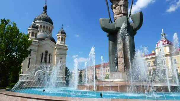 Fuente Espumosa Frente Catedral Ciudad Cluj Napoca Rumania — Vídeos de Stock