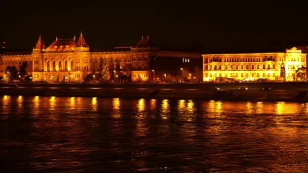 Вид Будапешта Ночью Реки Дунай — стоковое видео