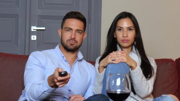 Jovem Casal Assistindo Juntos Sofá Divertindo — Vídeo de Stock