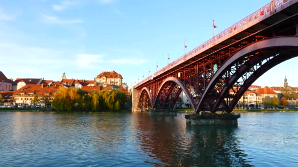 Ekim 2015 Tarihinde Slovenya Nın Maribor Kentinde Akan Drava Nehri — Stok video