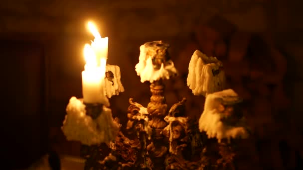 Πλάνα Κεριά Που Καίγονται Αντικέ Κηροπήγιο Σκούρο Φόντο — Αρχείο Βίντεο