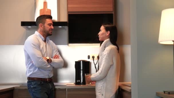 Genç Güzel Bir Çift Mutfakta Kahve Içip Sohbet Ediyorlar — Stok video
