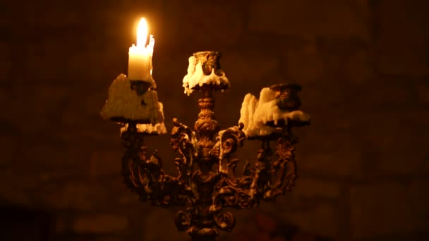 Πλάνα Αναμμένο Κερί Αντικέ Κηροπήγιο Σκούρο Φόντο — Αρχείο Βίντεο