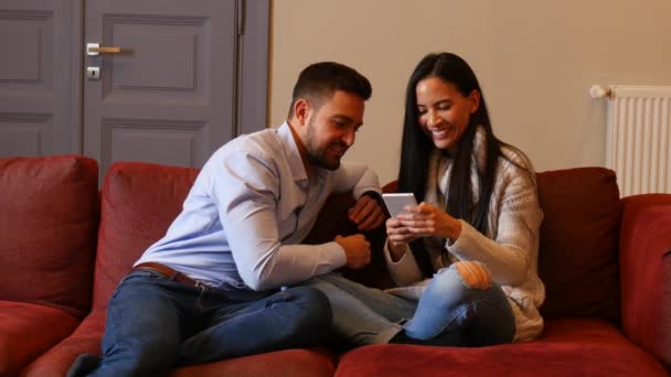 Krásný Mladý Pár Obývacím Pokoji Diskutovat Obsah Smartphone — Stock video