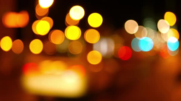 Bokeh Effekt Video Mit Verschwommenem Licht Einer Straße Und Vorbeifahrenden — Stockvideo