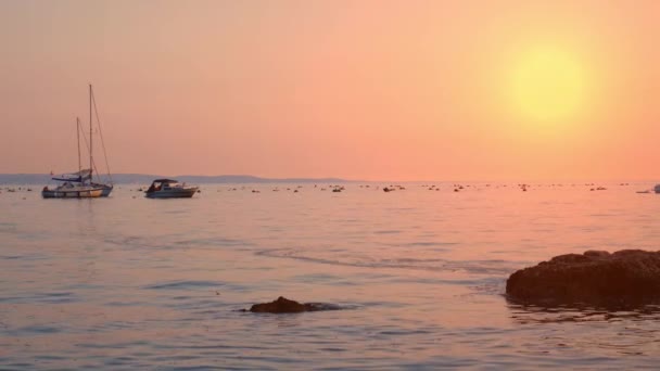 Video Med Utsikt Över Adriatiska Havet Med Korallfärgad Solnedgång Himmel — Stockvideo