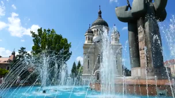 Fonte Espumante Frente Catedral Cidade Cluj Napoca Romênia — Vídeo de Stock