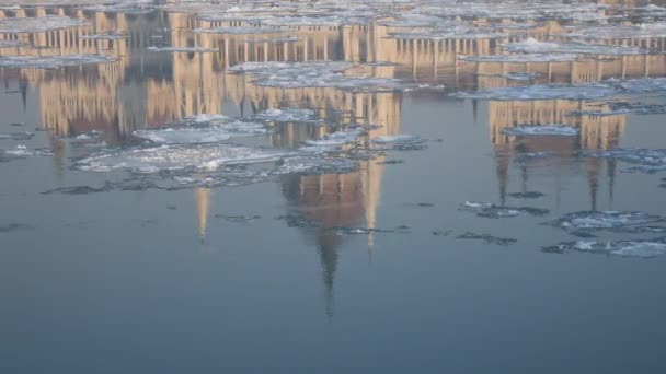 Budapeşte Donmuş Tuna Nehri Kış Boyunca Parlamentoya Bakın — Stok video