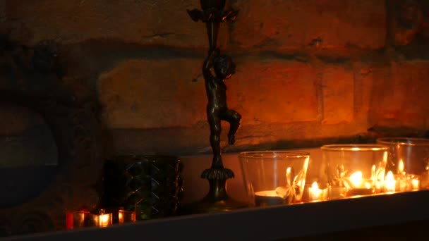 Footage Lilin Dinyalakan Samping Dinding Bata Dan Pemegang Lilin Antik — Stok Video