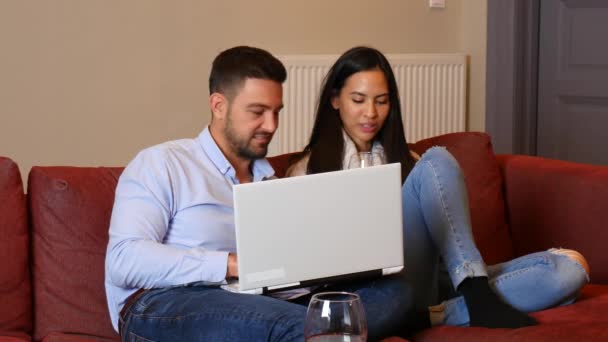 Genç Bir Çift Oturma Odasında Dizüstü Bilgisayar Kullanıyor — Stok video