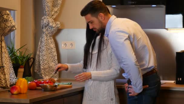 Evdeki Mutfakta Birlikte Yemek Yapan Genç Bir Çift — Stok video