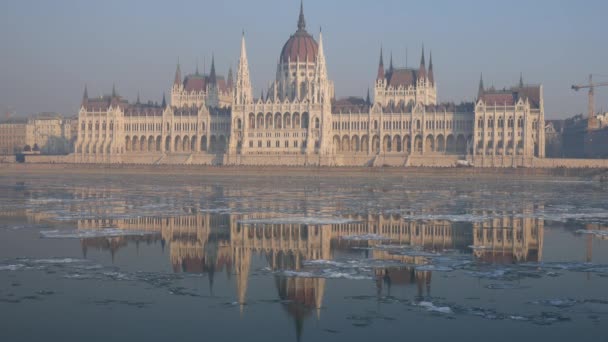 Widok Budapeszt Zamarzniętą Rzekę Dunaj Parlament Okresie Zimowym — Wideo stockowe