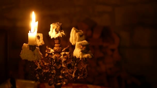 Filmagem Velas Acesas Castiçal Antigo Com Fundo Escuro — Vídeo de Stock