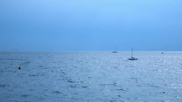 Θέα Στην Αδριατική Θάλασσα Μικρά Σκάφη Κολυμπούν Στο Πίσω Μέρος — Αρχείο Βίντεο