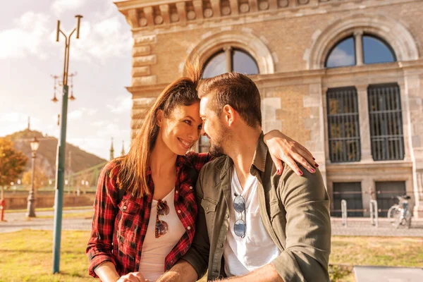 Una coppia amorevole in una città europea — Foto Stock