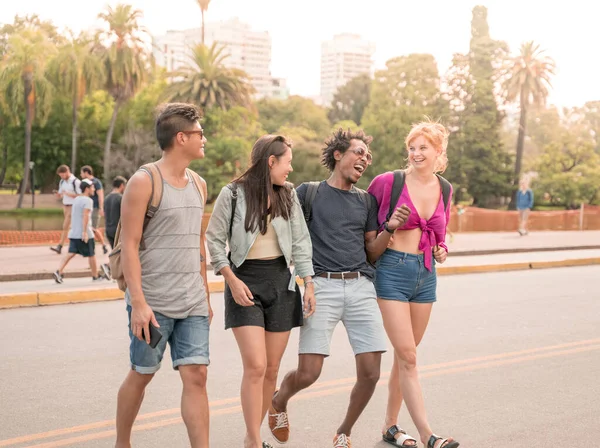 Un grupo de amigos divirtiéndose en la ciudad — Foto de Stock